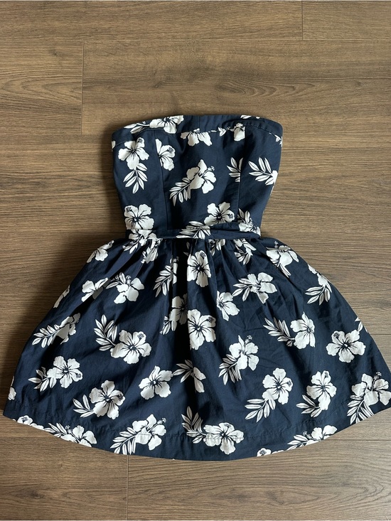 Hollister Dresses & Skirts - Y2K Hollister Navy and White Floral Strapless Sundress